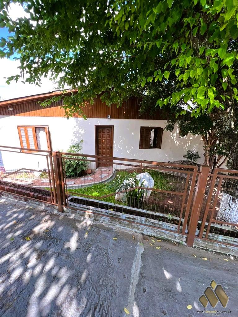 Ótima casa mista com piscina 