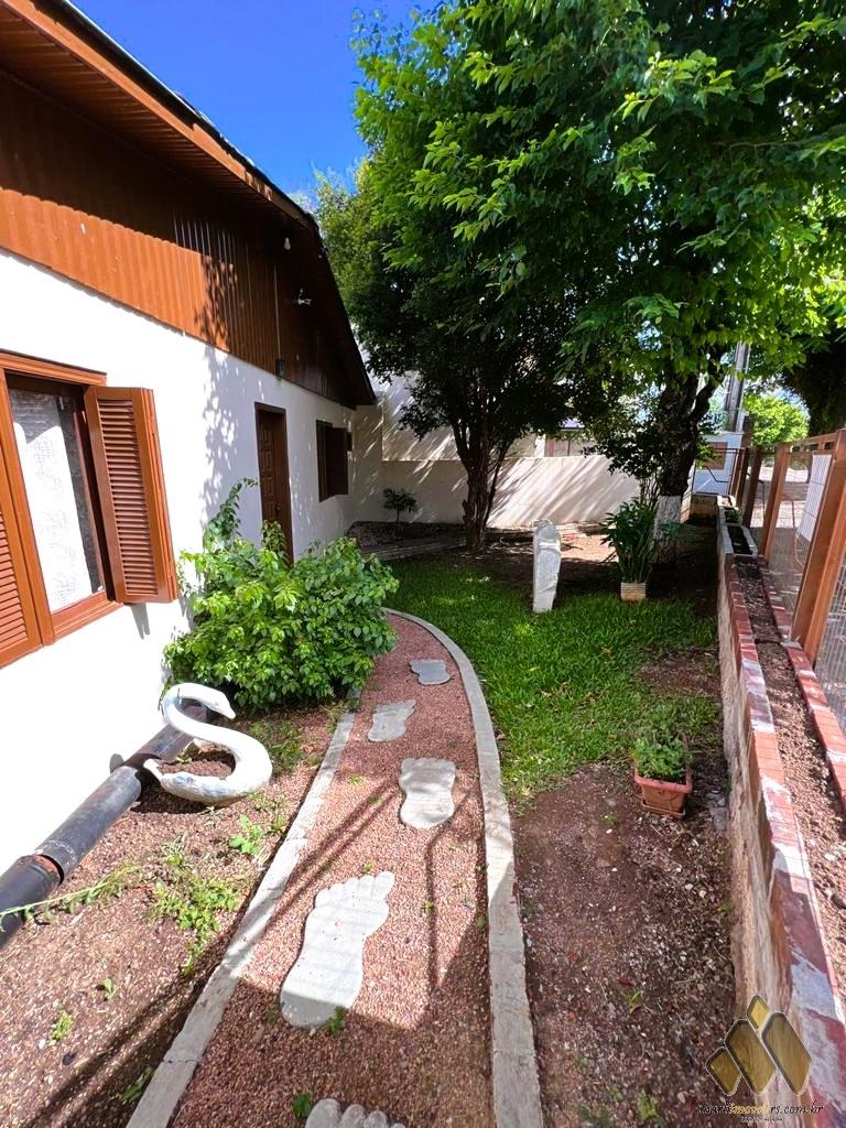 Ótima casa mista com piscina 